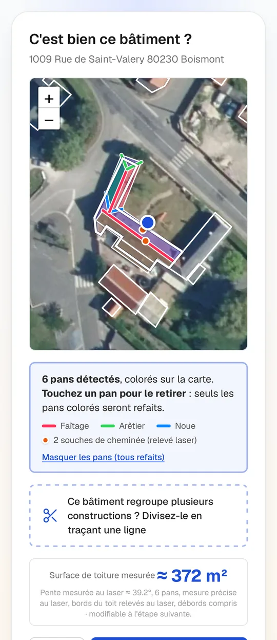Le toit mesuré sur la carte : pans colorés, faîtage, arêtiers et noues